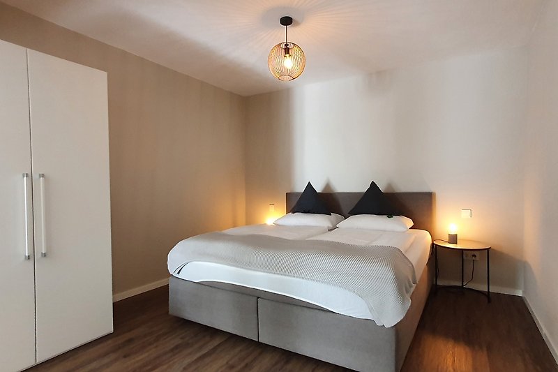 Villa 3 - Schlafzimmer mit Doppelbett und Infrarotkabine