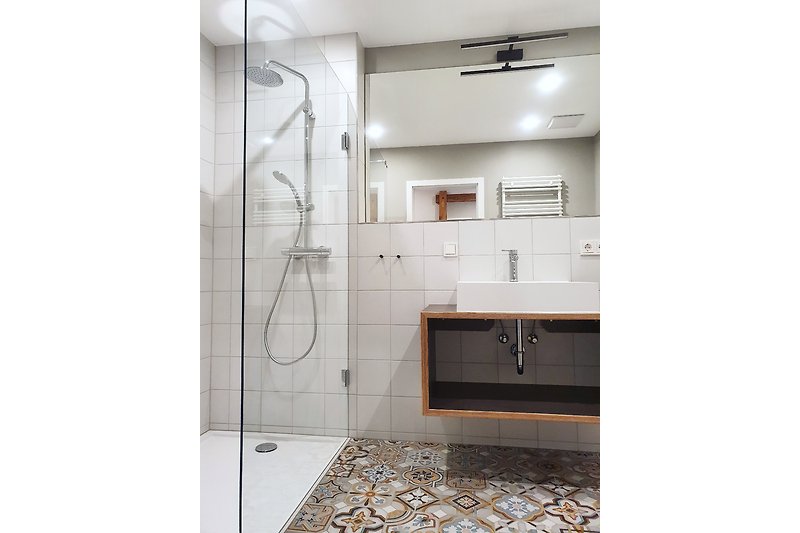 Modernes Badezimmer mit stilvoller Ausstattung und hochwertigen Armaturen.