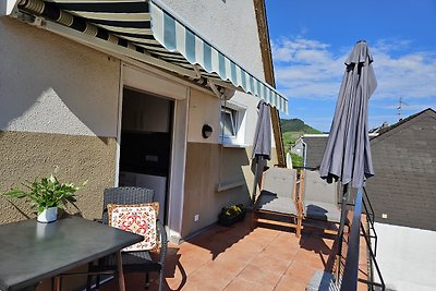 Azalee mit Balkon und Sonnenliegen