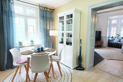 Anni großer Balkon u Sonnenliegen