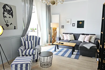 Anni großer Balkon u Sonnenliegen
