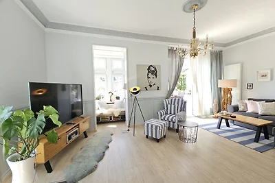 Anni großer Balkon u Sonnenliegen
