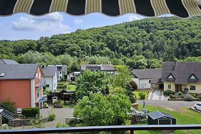 Azalee mit Balkon und Sonnenliegen