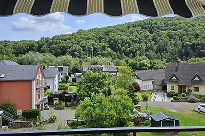 Azalee mit Balkon und Sonnenliegen