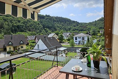 Azalee mit Balkon und Sonnenliegen