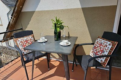 Azalee mit Balkon und Sonnenliegen