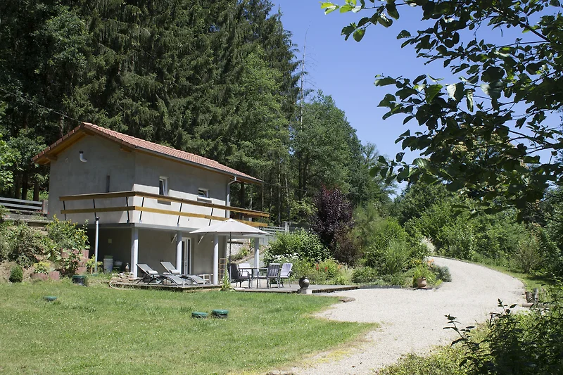 Gemütliche Hütte im Grünen mit Garten und Zufahrt.