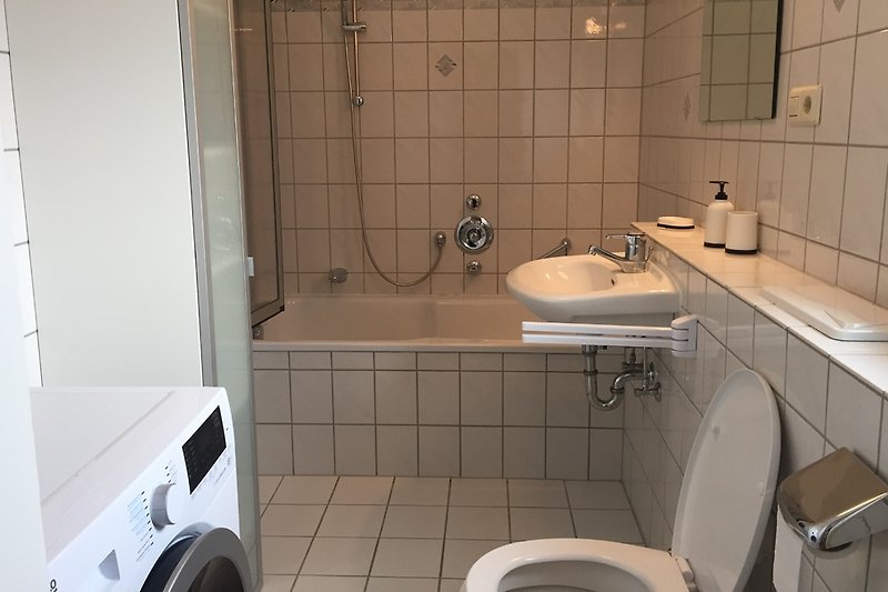 Badkamer met gratis te gebruiken wasmachine en droger
