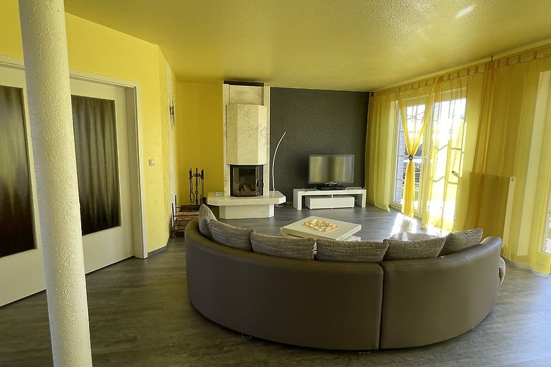 Stilvolles Wohnzimmer mit elegantem Design und großem Fenster.