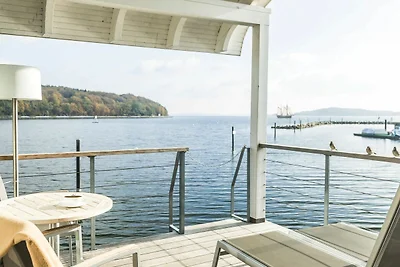 Pfahlhaussuite auf dem Wasser