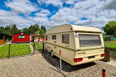 Bootshaus und Campingwagen