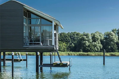 Pfahlhaussuite auf dem Wasser
