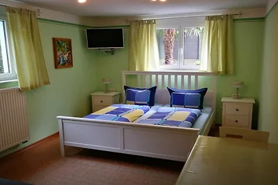 Dreibettzimmer mit Doppelbett und Schlafsofa.