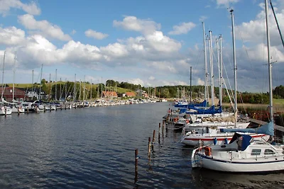 08 Ferienwohnung mit Terrasse am Hafen in...