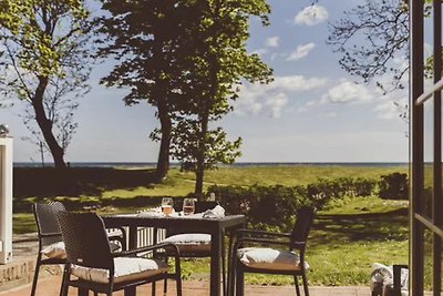 Direkter Ostseeblick mit Terrasse auf Gut Oeh...