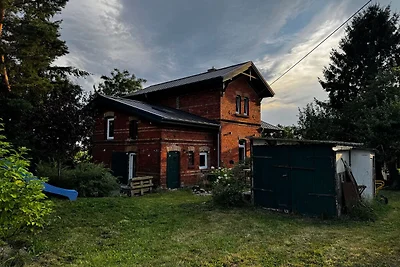 Historisches Bahnwärterhäuschen im Grünen