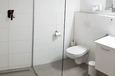 Doppelzimmer, WC und Dusche 8