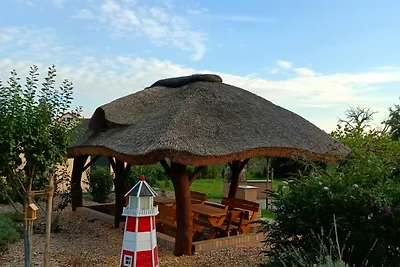 Schlafen im Fass mit Sonnenuntergang Blick