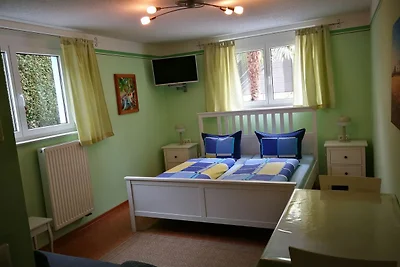 Dreibettzimmer mit Doppelbett und Schlafsofa.