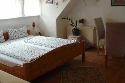 Doppelzimmer mit WC und Dusche (Waldseite)
