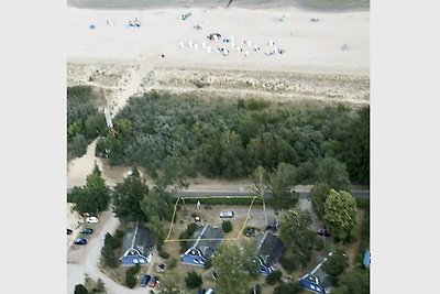 Blaues Strandhaus hinter der Düne