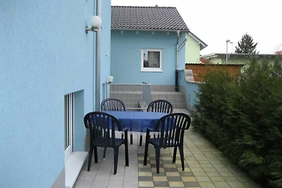 Dreibettzimmer mit Doppelbett und Schlafsofa.