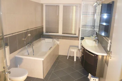 VV 22; 4-Raum; Hochpaterre; Balkon; 100m²