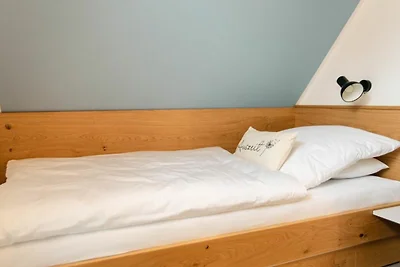 Ferienhaushälfte Strassenseite