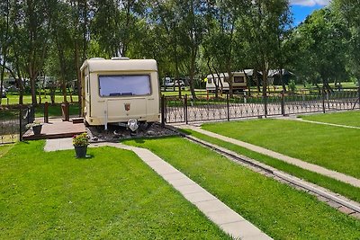 Bootshaus und Campingwagen