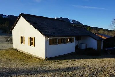 Modernes Ferienhaus mit Blick auf die Alpspit...