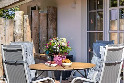 Dünenrose unter Reet mit Kamin und Garten