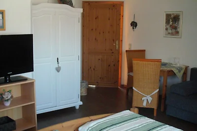 Doppelzimmer mit WC und Dusche (Waldseite)