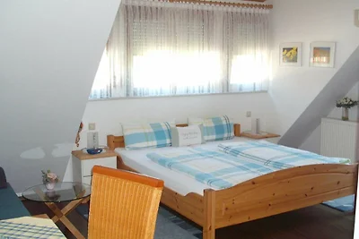 Doppelzimmer mit WC und Dusche (Waldseite)