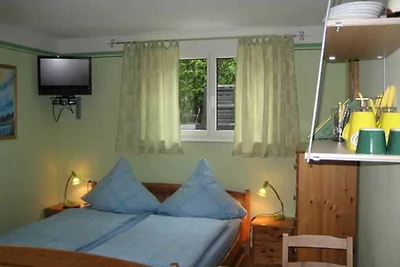 Dreibettzimmer mit Doppelbett und Schlafsofa.