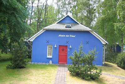 Blaues Strandhaus hinter der Düne