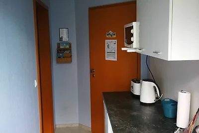 Dreibettzimmer mit Doppelbett und Schlafsofa.
