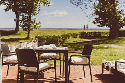 Direkter Ostseeblick mit Terrasse auf Gut Oeh...