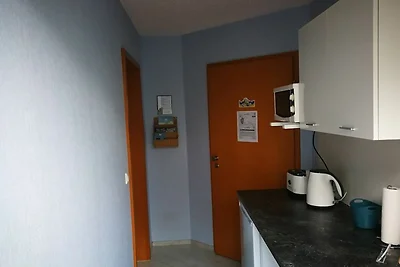 Dreibettzimmer mit Doppelbett und Schlafsofa.