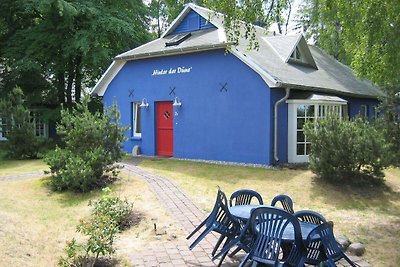 Blaues Strandhaus hinter der Düne