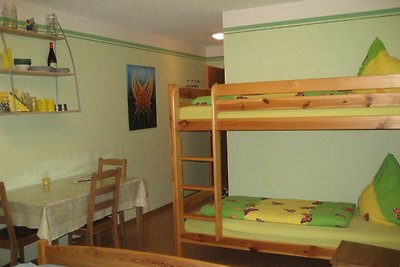 Vierbettzimmer mit Doppelbett und Etagenbett,...