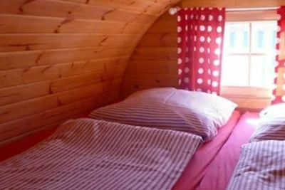 Schlafen im Fass mit Sonnenuntergang Blick