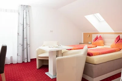 Doppelzimmer mit Balkon und Gartenblick