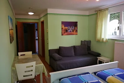 Dreibettzimmer mit Doppelbett und Schlafsofa.