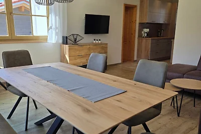 Modernes Ferienhaus mit Blick auf die Alpspit...