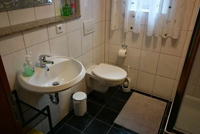 Dreibettzimmer mit Doppelbett und Schlafsofa.