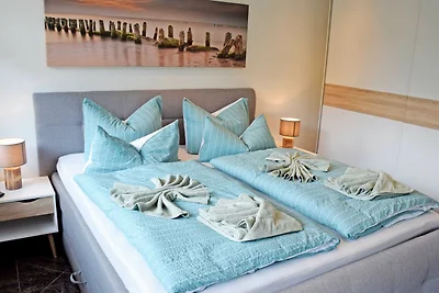 09 grosses Ferienhaus mit Kamin am Hafen in...