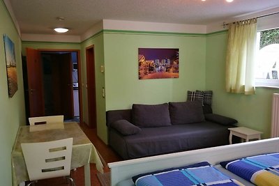 Dreibettzimmer mit Doppelbett und Schlafsofa.