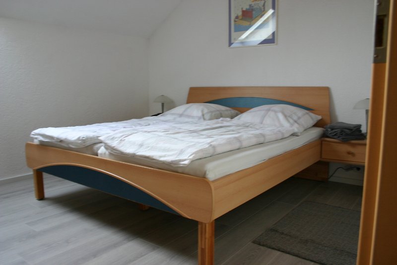 Komfortables Schlafzimmer mit Holzmöbeln und stilvollem Interieur.