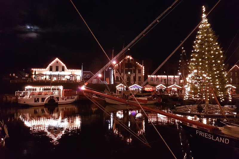 El árbol de Navidad flotante en el puerto del museo