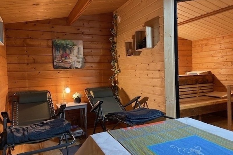 Gemütliche Sauna im Gartenhaus mit Liegen und Sitzecke